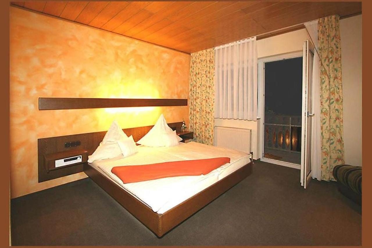 Hotel Zur Krone Ronneburg (Hessen) Exterior foto