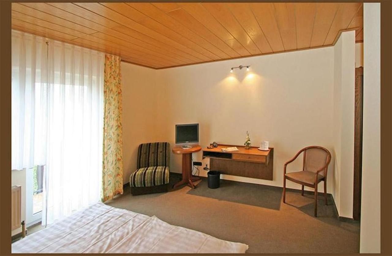 Hotel Zur Krone Ronneburg (Hessen) Exterior foto